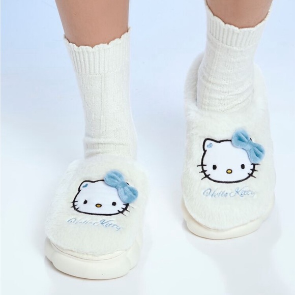 Forever 21 x Hello Kitty and Friends Cloud House Slippers - Picture 5 of 5